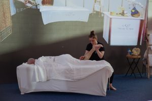Ajnure Daci performon live masazh në Beauty Fair Kosovo 2026