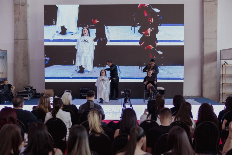 Trendet botërore të stilimit të flokut i solli në skenë Agim Selmani dhe Fahredin Dumnica nga Mak Cosmetics