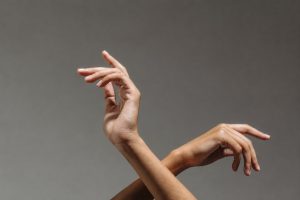 Trendi minimalist i thonjëve që po pushton botën e bukurisë – Bare Nails