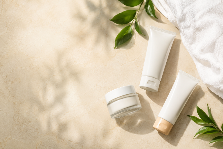 A janë vërtet të nevojshme 10 hapa në skincare? Dermatologët thonë jo